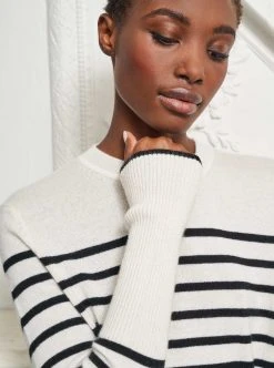 LLC21037_CREAM/BLACK AAA Lean Lines Sweater