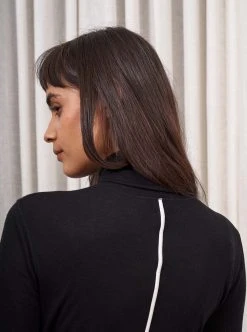 LLC21432_BLACK Danny T Neck Tees