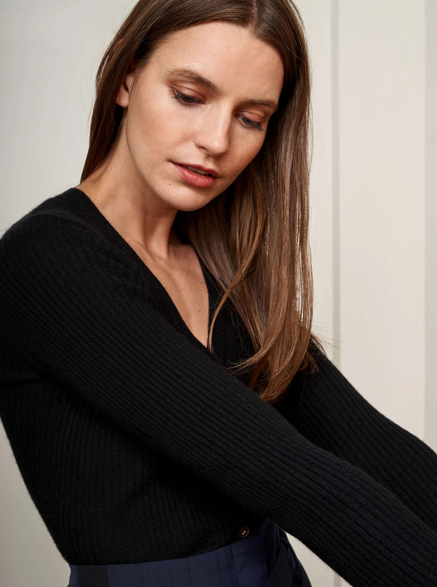 LLC21365_BLACK Knitwear Fine Line Cardigan 6 LLC21365_BLACK Knitwear Fine Line Cardigan