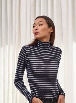 LLC21359_NAVY/CREAM Fine Line Turtleneck