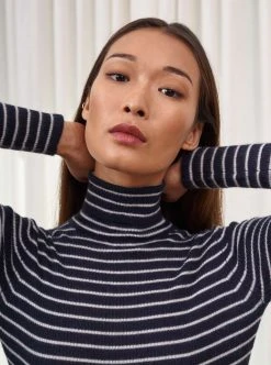 LLC21359_NAVY/CREAM Fine Line Turtleneck